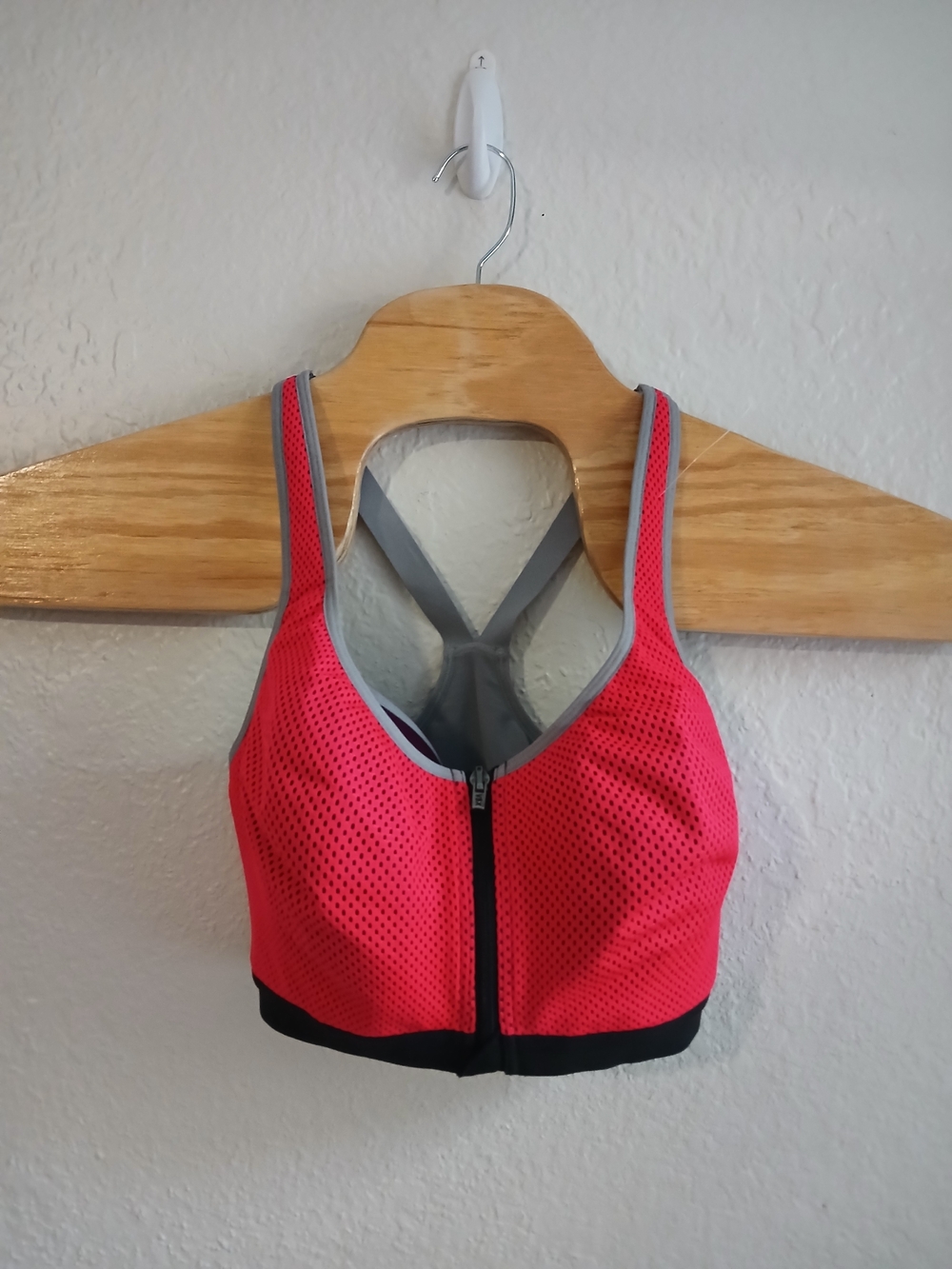 Victoria Sport Wireless Bra Zipper Racerbak Knockout 34DDD